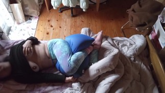 クッションお股に挟んで腰ヘコオナニー