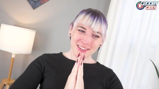 GROOBYGIRLS - Blonde Tgirl s růžovými bradavkami masturbuje její zadek