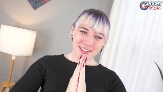 GROOBYGIRLS - Blonde Tgirl aux mamelons roses se masturbe le cul