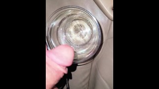 Giving ее мочу, чтобы выпить во время нашей поездки