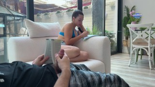 继兄弟在继妹面前混蛋，但她抓住了他！手淫 - 性高潮 - 口活 - 打手枪