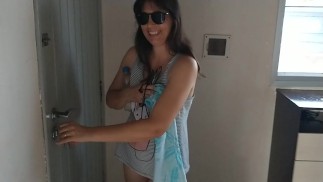 Ich und spioniere meine Frau aus, die sich nackt im Vorgarten entspannt