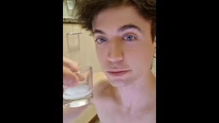 Twink pije svůj vlastní cum