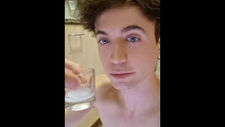 Twink bebe seu próprio CUM