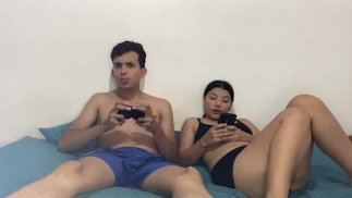 JE JOUAIS À DES JEUX VIDÉO AVEC MA MEILLEURE AMIE ET ELLE M’A DISTRAIT EN ME SUÇANT LA BITE.