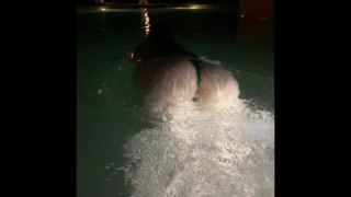 Nadando à meia-noite nas fontes termais com meu novo biquíni
