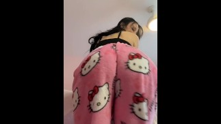 Linda morena árabe saltando bunda grande e gorda de pijama olá gatinho