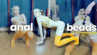 Игра с анальными бусами - он засовывает их в мою задницу! - Шлепает меня ремнем и вытаскивает их из