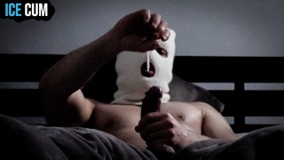 セクシーなモデルがベッドで大きなチンポをオナニーして精液で遊ぶ