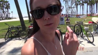 Idź na plażę z Ashley Stone na czele!