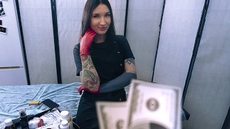 Sexy verpleegster in latex handschoenen hielp haar patiënt met het verzamelen van een spermaanalyse