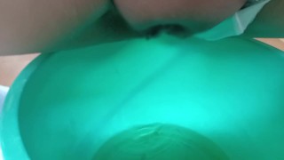 我慢できなくてバケツにパンツずらしておしっこ