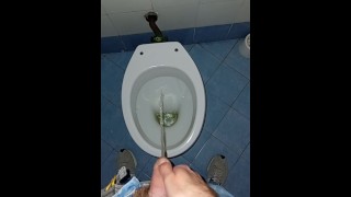 一个年轻人走进一个肮脏的公共厕所撒尿和打飞机