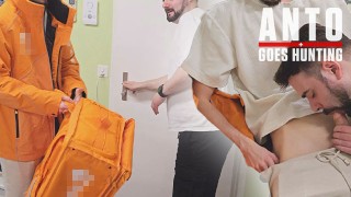 Straight Twink Student Food Delivery überzeugt, einen Blowjob für $ zu bekommen