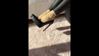Mijn hoge hakken uit doen en je plagen met mijn nylons en zolen