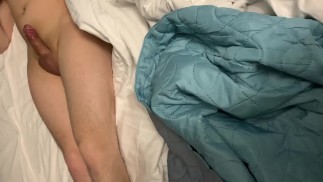 Dubbele penetratie in poesje en anale plug in kont, rijpere vrouw houdt ervan om haar gaatjes uit te rekken