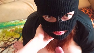 Ce bébé est triste, et j’ai décidé de l’amuser avec ma bite.