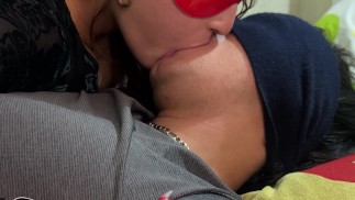 Que BEIJO FRANCÊS espetacular minha meia-irmã me dá! 😈