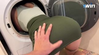 Il figliastro scopa la matrigna mentre lei è bloccata nella lavatrice