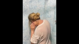 Se ducha y después se pone cachonda mujer latina culona