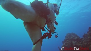SEXE SOUS-MARINE dans un patch de sable (version complète) - SexDivers