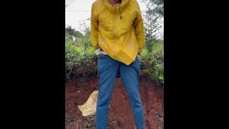 Gringa pisse dans la Rain