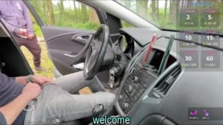 一个男人在外面炫耀