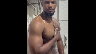 Bain torride avec mon corps musclé – Moment intime sans filtre 🛁🔥
