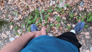 gorący sportowy facet sika na zewnątrz