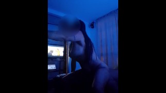 جارتي المتزوجة تزورني مستغلة حقيقة أن زوجها ذهب للعب كرة القدم.
