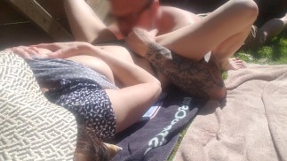 Sesso primaverile all'aperto. Vera coppia amatoriale fatta in casa. Porno soft