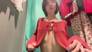 Luna essaie des vêtements  dans une cabine - Amateur Voyeur Public