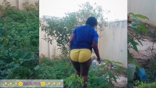 Afrykański ogrodnik AKIILISA ogląda owoce sezonu/koszulka kochanka i malutki booty short/