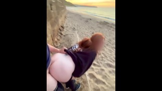 Riskanter Sex in der Öffentlichkeit mit Rothaarigen an Beautiful englischen Strand