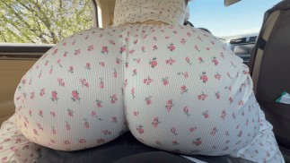 Baise risquée sur la bite d’un camarade de classe lentement dans la voiture
