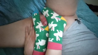 Eu estava sozinho na Páscoa. Então meu amigo legista veio me visitar. Eu dei um footjob nele e o fiz gozar