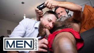 MEN - Daddy Cakes suce la bite de son petit ami papa John pendant qu’il joue, puis fait un tour