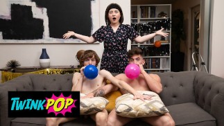 TWINKPOP - Spikey Dee neumí vyhodit žádné balónky, tak mu Trevor Brooks ukáže, jak foukat jako profesionál