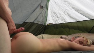 Petite Blonde baise son mari dans une tente avec un public | 4k