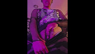 FTMは彼のTdickで遊んで、あなたに自分自身を公開します