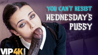 VIP4K. LISPY WEDNESDAY LUTSCHTE S SCHWANZ, ALS WÄRE SIE SEINE SCHLAMPE S