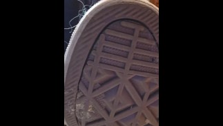 Je mijn converse in het kantoor doen aanbidden