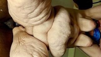 Una donna grassa e grossa viene scopata molto duramente, un vecchio cazzo nero che pompa enormi carichi di sperma nella sua figa