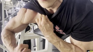 Garoto gostoso e hétero Esta é a paixão pura dos músculos para todos Fisiculturismo natural