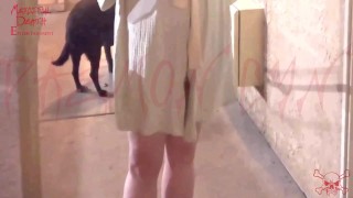 Pornhub-Exhibitionist Cyn porta a spasso il suo cane in vestaglia corta di notte stuzzicando suo marito