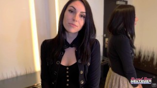 Skinny Inked Brunette Ashley Wolf reibt ihre Muschi und Titten mit einem großen Dildo!