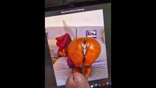 Un hommage de fan qui a fini par éjaculer sur mon cul (cocu a apprécié de le regarder)