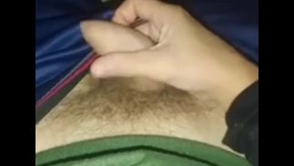 Elenco de menino de cabelos castanhos com pau perfeito