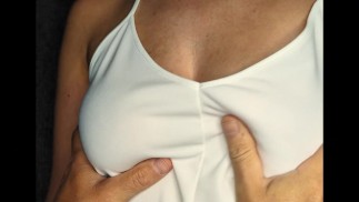 Close Up Casal Amador Marido Brinca com Blonde Milf Boobs