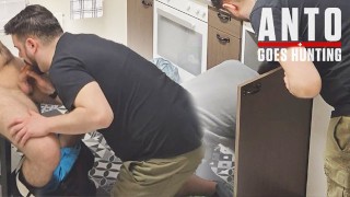 Der junge Hetero-Klempner (Kollege des vorherigen) kommt, um nach meinem Waschbecken zu sehen und bekommt $ angeboten für